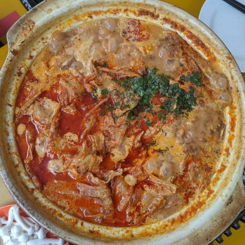 食閣裏的平民美食“奇香雞煲”正宗好味道！招牌雞煲特色湯頭、秘制調料👍 一鍋兩吃超下飯