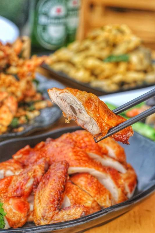 狮城港式粤菜四大名厨之一,坐镇新加坡河畔20年老字号,为你带来惊喜和福利