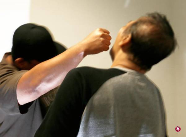 不满司机超车还比中指 大叔火滚狂追20公里