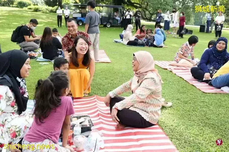 新加坡总统席地而坐，跟你一起野餐，是怎样一种体验