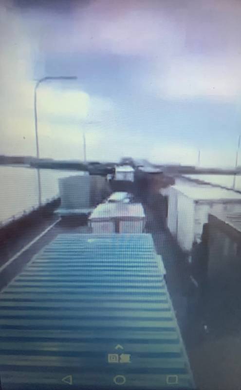 马新通道技术问题塞3天 · 罗里司机钓鱼踢球解闷