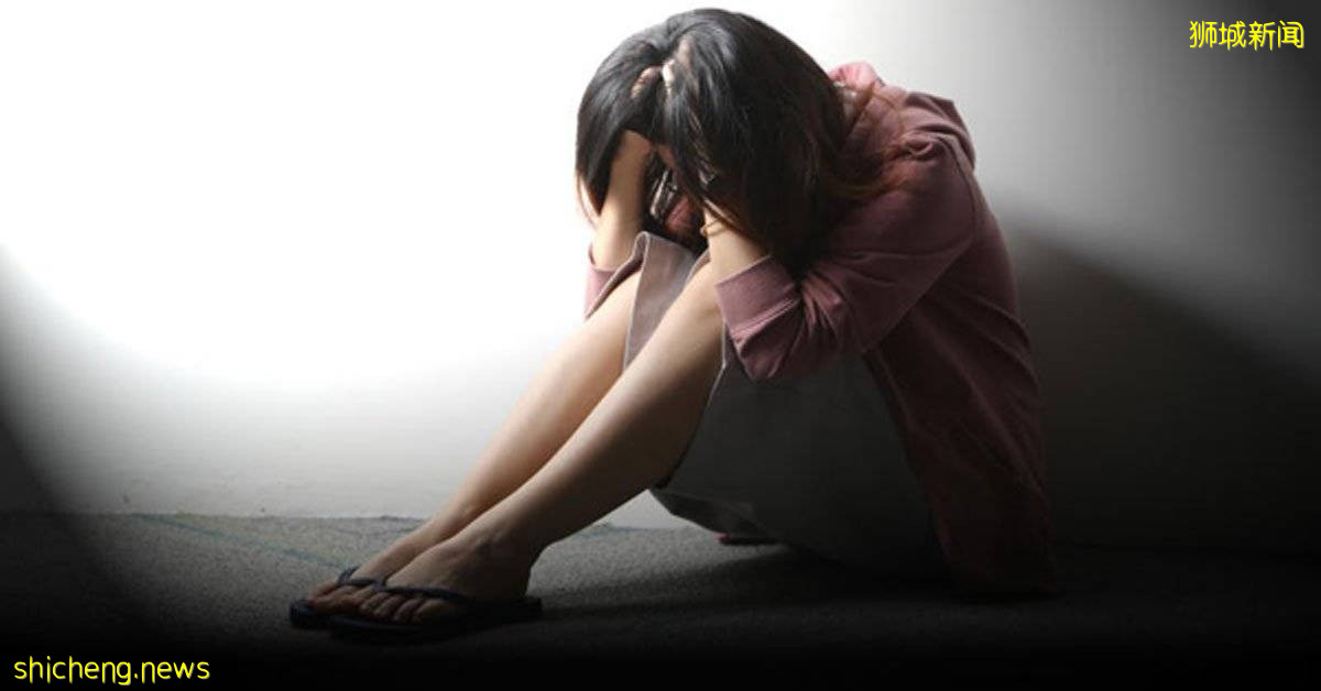 已婚房东全裸自摸 女房客吓到带刀防身