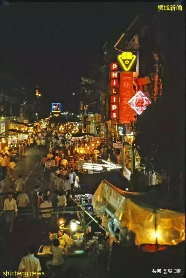 45 張照片,捕捉 1971 年新加坡的街景,來尋找中華文化的痕迹吧