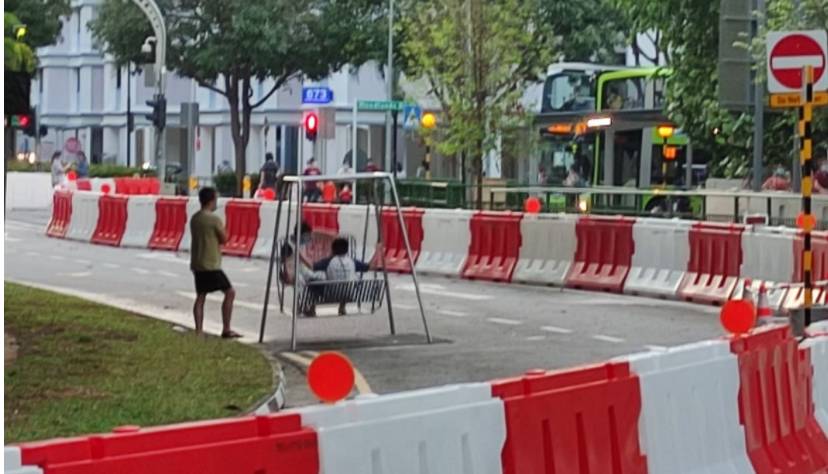 有人在新加坡马路中央荡秋千,这波官方操作也太秀了吧