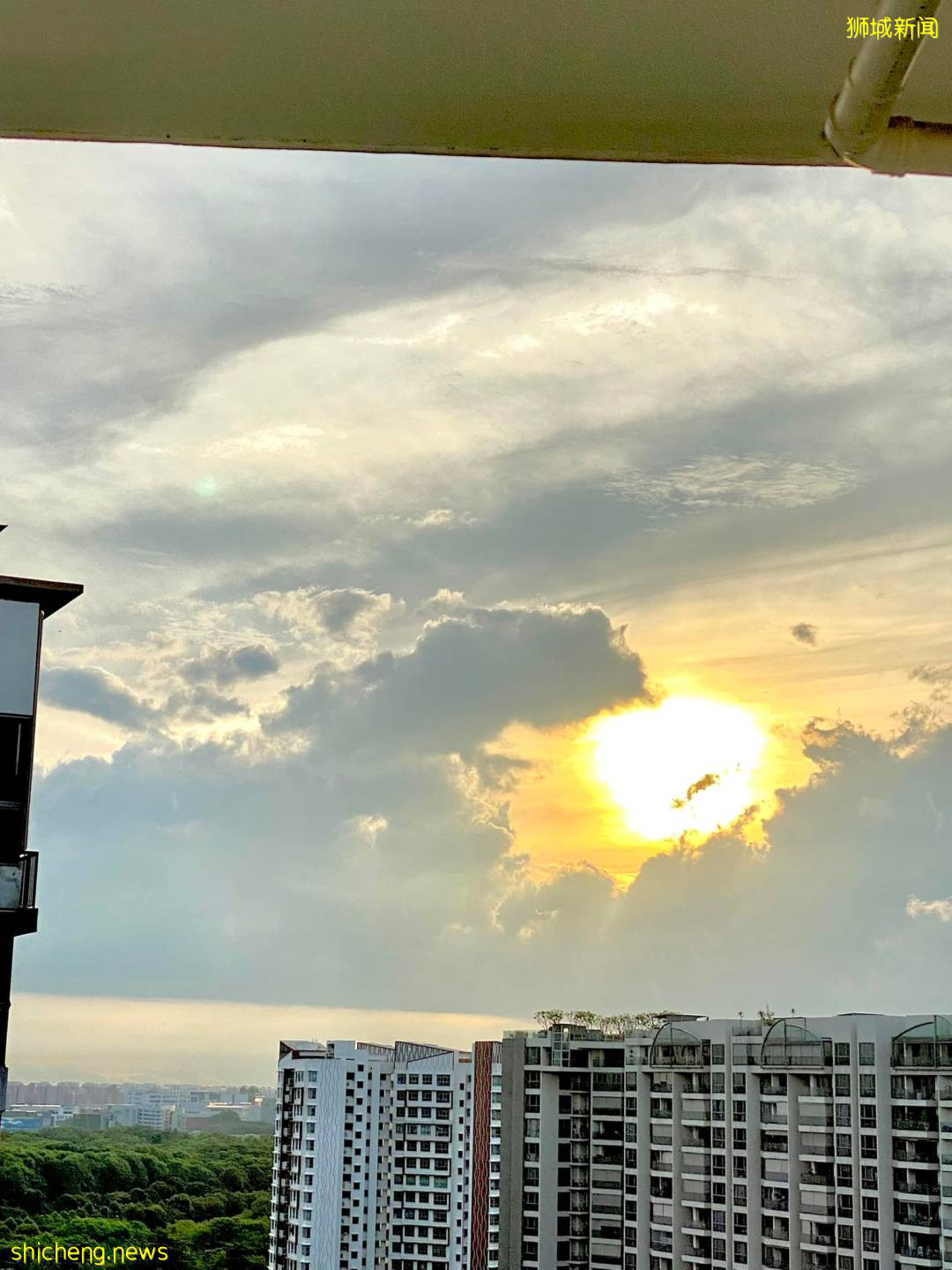 刷屏！黑雲壓城、電閃雷鳴...大雨前的新加坡超有“大片感”