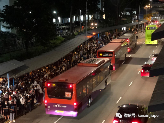 新加坡3地铁线同时大瘫痪，公众摸黑在高架上“越轨”走出列车