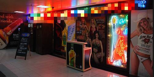 解封前,新加坡警察進行了八天“掃黃”,這些人沒有遵守安全距離!