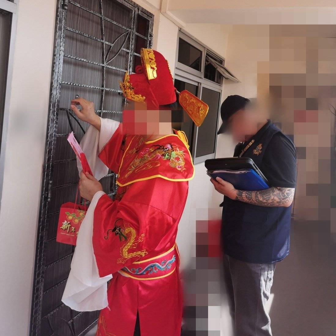 讨债公司创意新招 财神爷“登门讨钱”