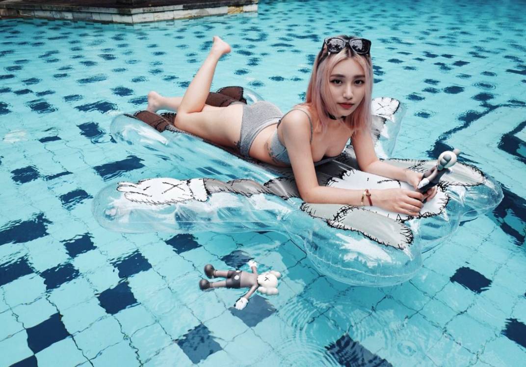 新加坡近期爆火的混血网红,竟是顶级名媛之女