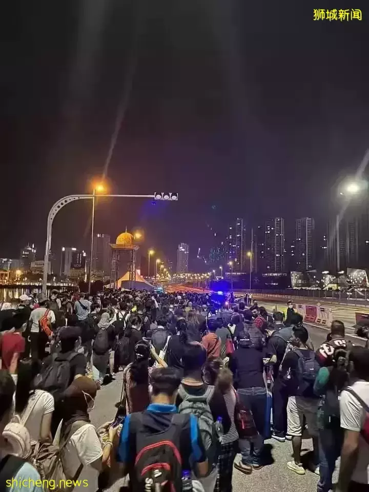 10000人!实拍新马通关历史一刻:长堤狂奔、百米人龙、深夜欢呼
