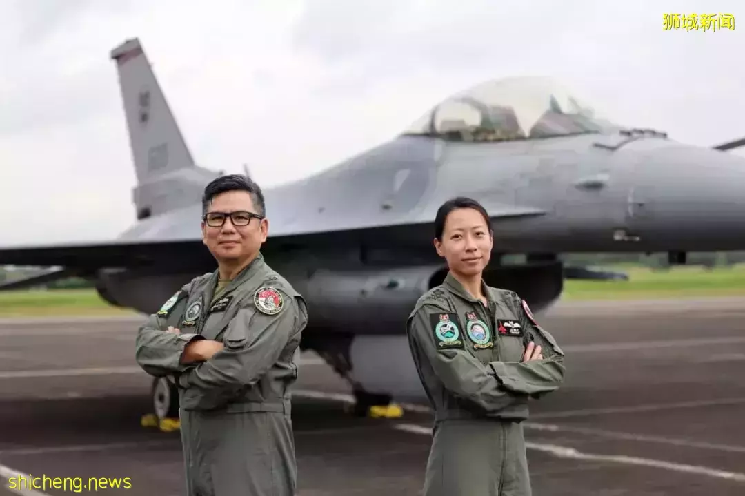 飒出天際!新加坡國慶戰鬥機飛行表演首次由女飛行員任隊長 ! 共3.75噸重三面巨型國旗繞島飛