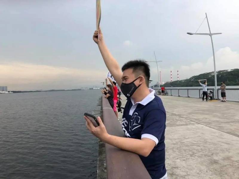 房地产商开出游艇载20户家庭到海峡边界,同滞留新国家人“相会”