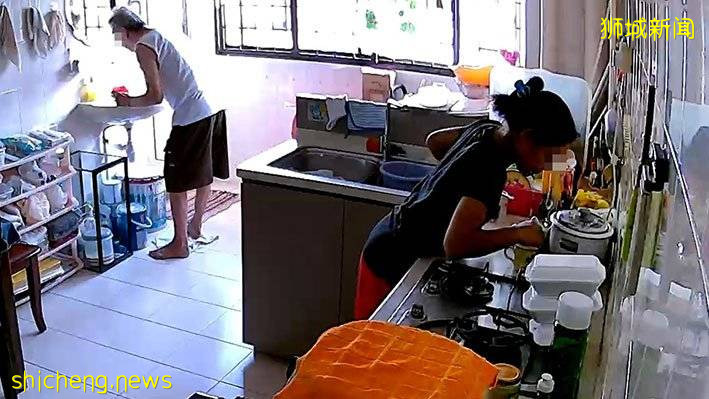 老人麦片加口水 这个女佣好无良