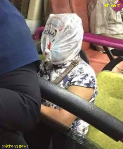 這是什麽操作？新加坡女子戴塑料袋搭巴士