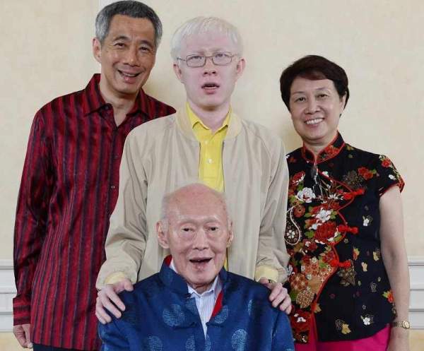 20190325 Liyipeng with parents and LKY internet.jpg