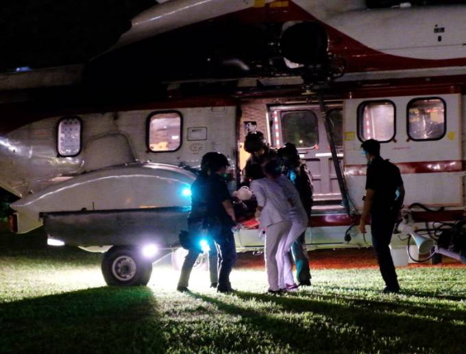 新加坡空軍出動直升機，爲了從遊輪上救人