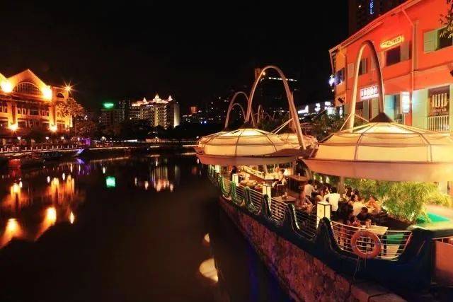 酒店半夜大停電，住客無奈穿浴袍下樓透氣