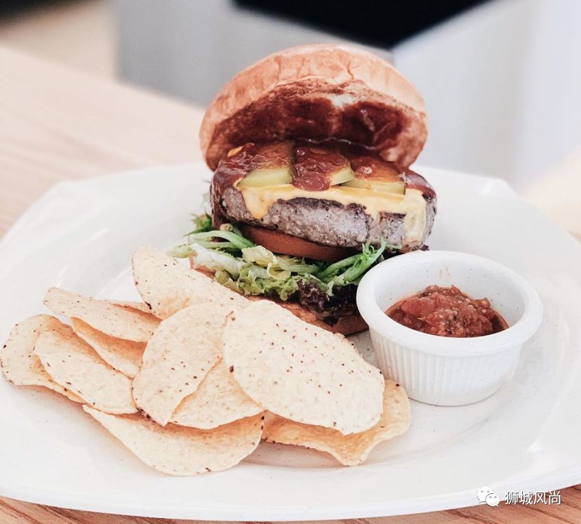 Grillhood Café, serving grilled food in the neighburhood!