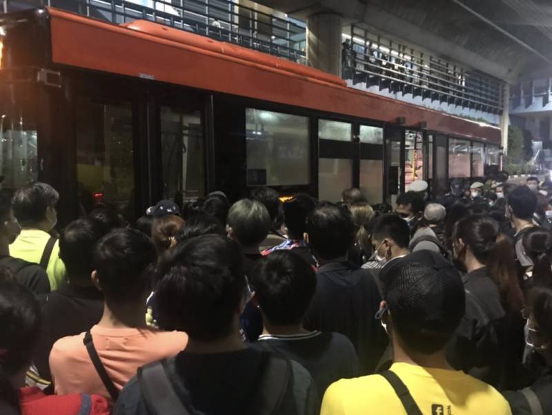 實拍!新加坡地鐵線大崩潰!人擠人,黑暗中被鎖車廂三小時