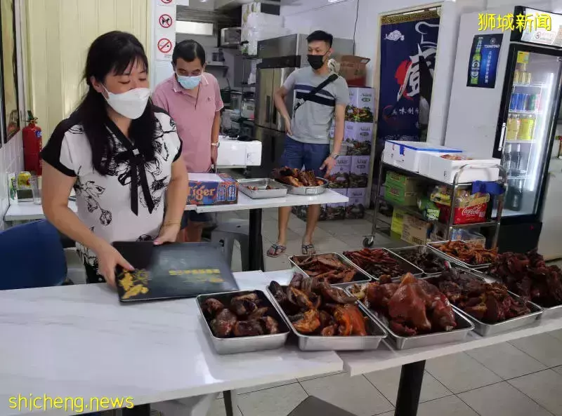 水溝蓋上燒豬蹄 網友:太惡心