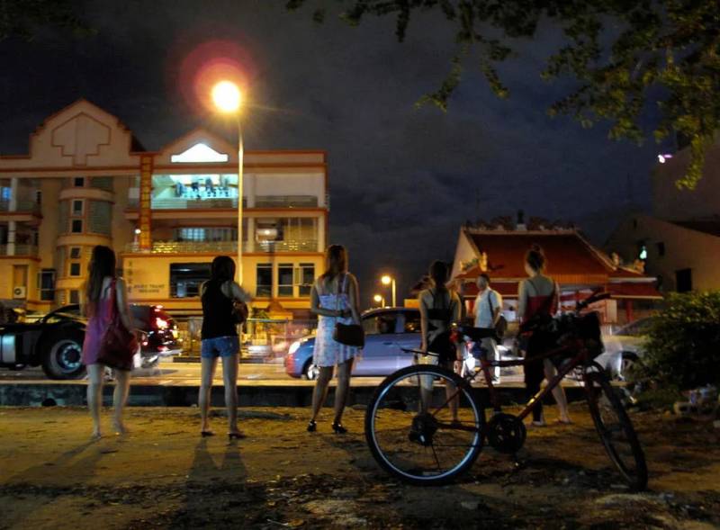 新加坡七部門聯合掃蕩芽籠紅燈區,帶走89人!持刀打架、咬警察、脫衣服… 好亂