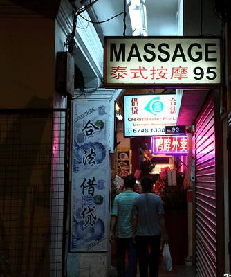 新加坡七部門聯合掃蕩芽籠紅燈區,帶走89人!持刀打架、咬警察、脫衣服… 好亂