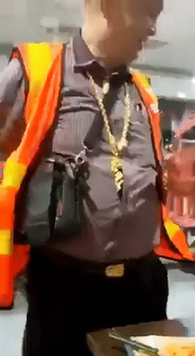 惊呆！新加坡公交司机脖子上戴几公斤的金链子，什么来头