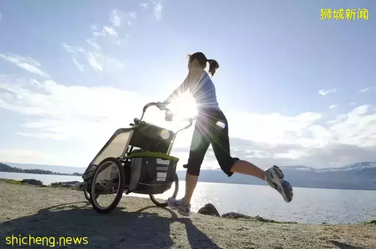 生孩子不拿来当健身器材,岂不是太亏了?新加坡老母亲们动起来