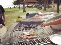 新加坡露营烧烤活动开启,公园烤肉飘香帐篷群立