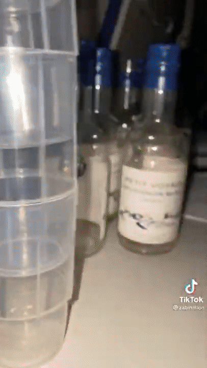 酷航空姐和洋人在飞机上大开派对？上身赤裸、不戴口罩还喝酒