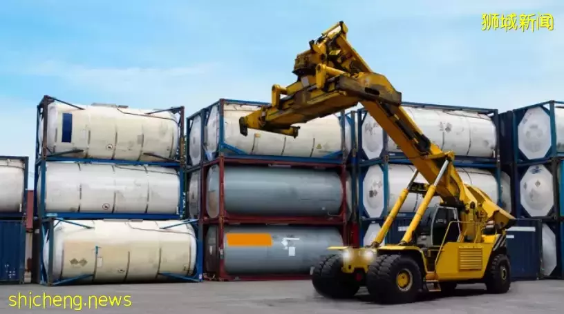 倒车导致工人卡油槽丧命 拖车司机判监20周