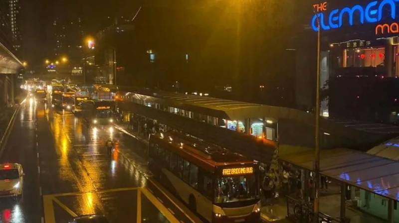 實拍!新加坡地鐵線大崩潰!人擠人,黑暗中被鎖車廂三小時