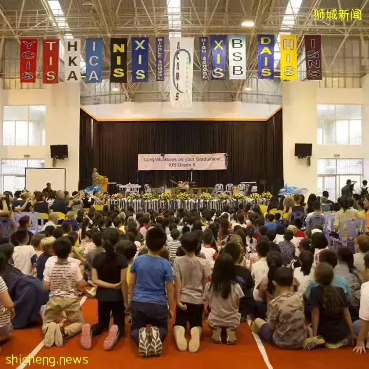 女记者为何要在疫情最严重时,独自带俩娃来新加坡上国际学校