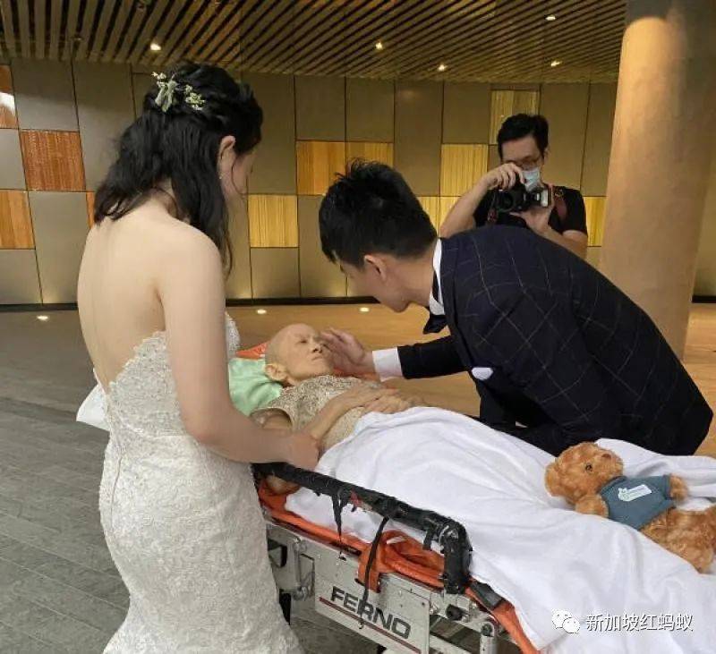 新加坡“救护车圆梦队”助癌末老母亲,实现见证儿子婚礼的临终心愿