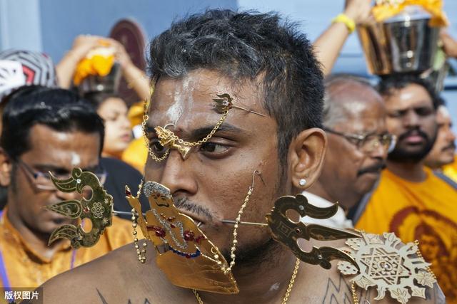 在新加坡生活的印度人,他们爱干净又整洁,街上没有牛和猴子