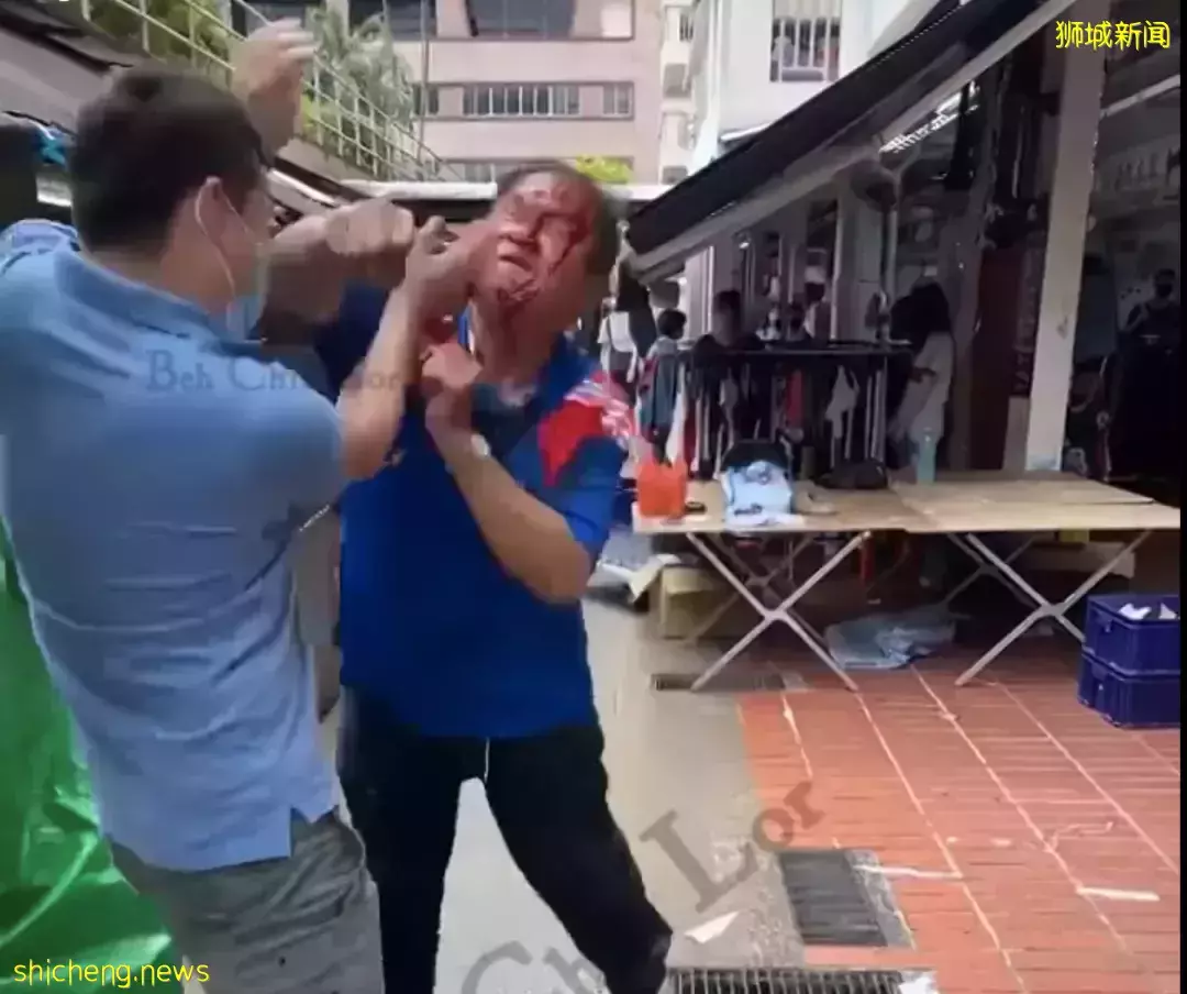 視頻曝光！新加坡兩男子大街上憤怒互毆，一人滿臉是血