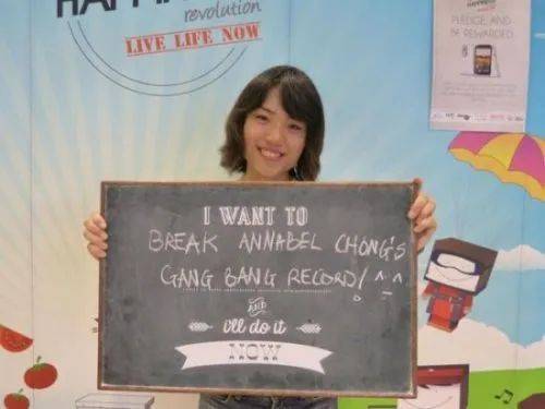 她，22歲中國女留學生，下海後在國外成人網站爆紅！網友評論亮了