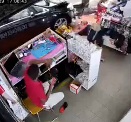 汽車沖進實龍崗路人行道導致兩人受傷,司機涉嫌酒駕被捕