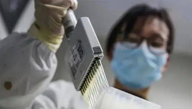 中国已经开始打新冠疫苗了,新加坡的疫苗会给哪些人先打