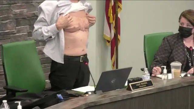 震驚!美國華裔官員被逼當場脫衣,回應歧視和汙蔑!新加坡也有“隱性歧視”嗎