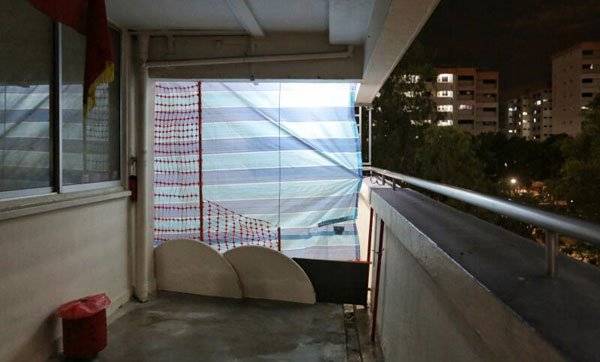 墨鏡嫂又有搞作 這次割“帆布牆”潑水