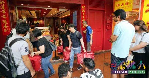 每小时赚150令吉 大学生排队代买肉干