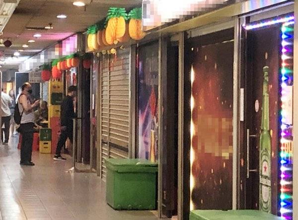 公众举报逾30人挤酒吧庆生 “串桌”敬酒没安全距离