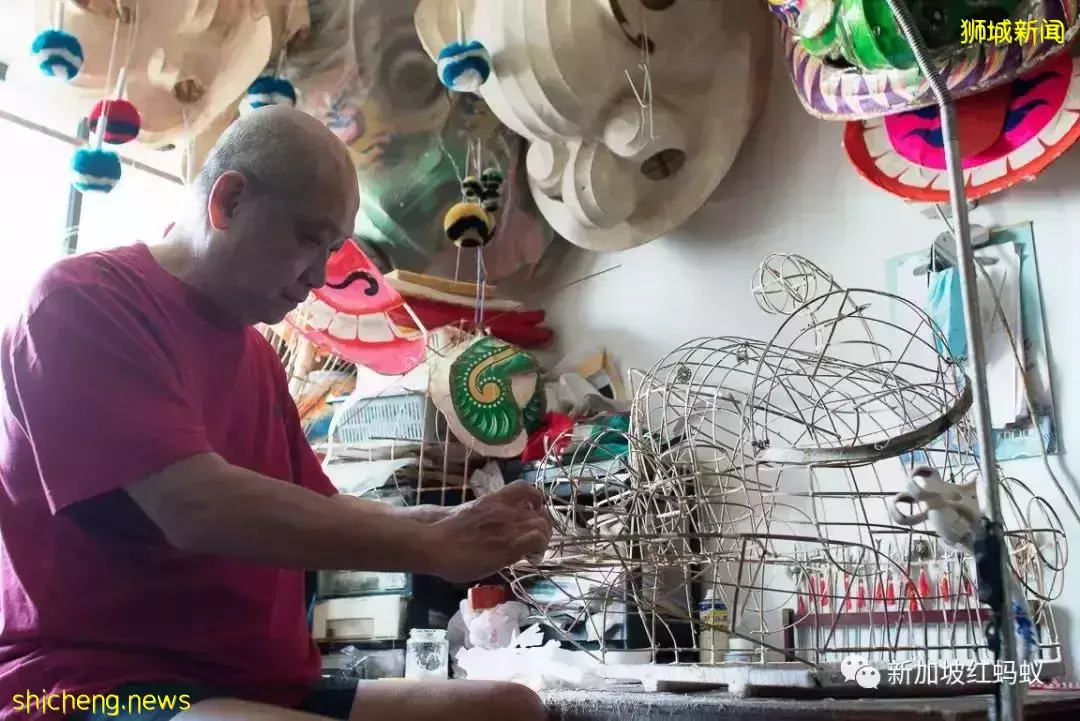 新加坡五顔六色的舞獅　多出自這位全職獅頭紮作師傅之手