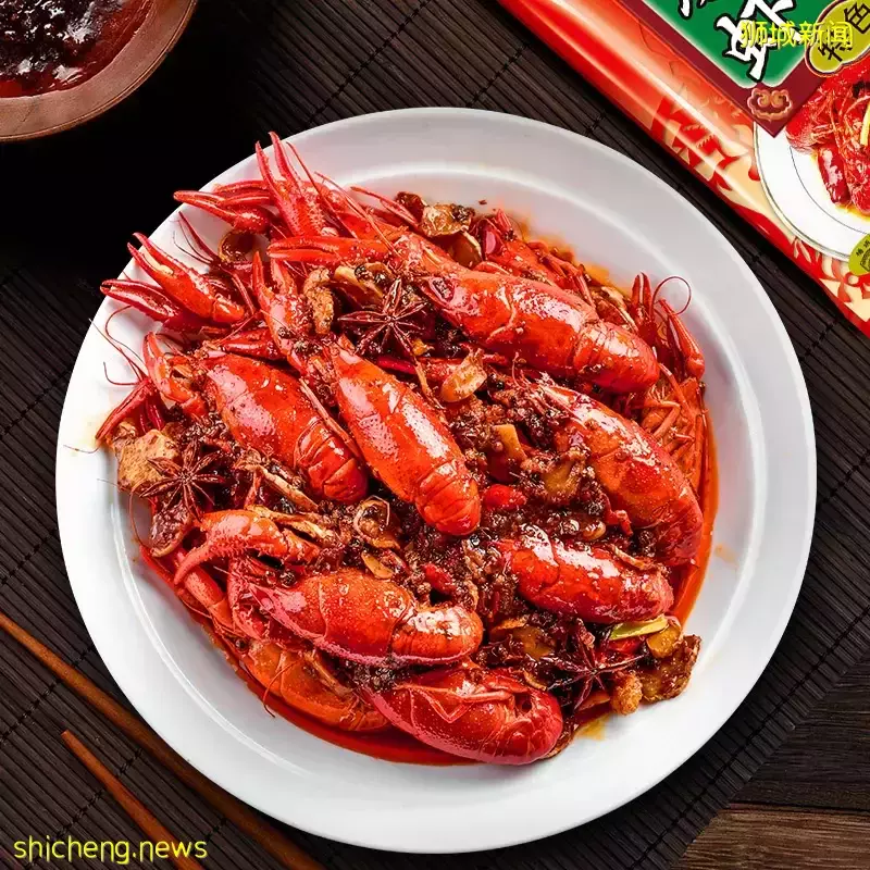 新加坡鸡肉鱼肉价格飙涨!他们排起长长长队,只为吃上这一口饭