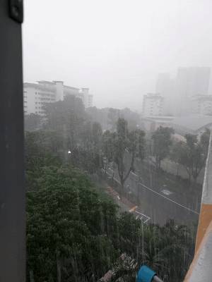 刷屏！黑雲壓城、電閃雷鳴...大雨前的新加坡超有“大片感”