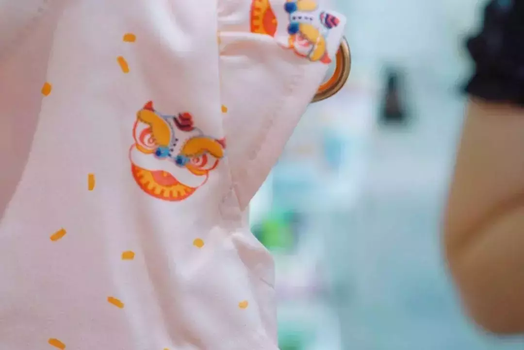 我们挖到了新加坡宝藏童装品牌,新年亲子装穿出了明星的感觉