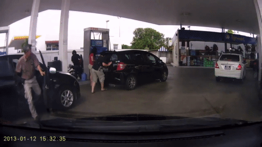 Interesting_way_of_how_a_Singapore_vehicle_pump_petrol_in_JB.gif