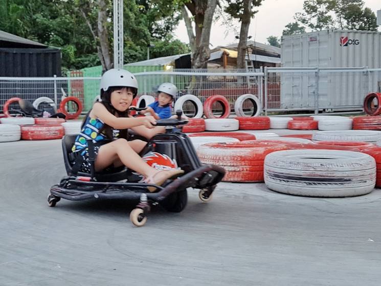 撈魚、釣蝦、蹦床、開挖機、燒烤...這家24小時新加坡農場，太好玩了吧