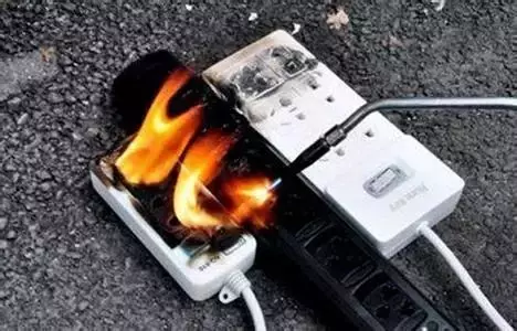 手機充電時爆炸起火，這名新加坡女子遭受慘烈燒傷